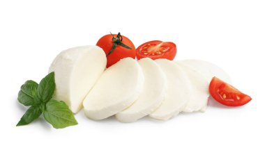 Beyaz arka planda lezzetli mozarella peyniri ve domatesler.