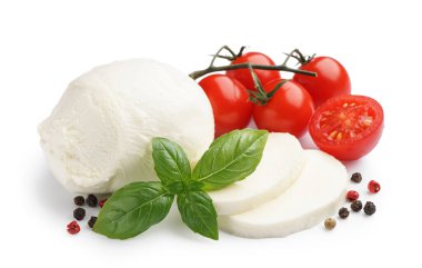 Lezzetli mozzarella peyniri ve beyaz arka planda taze domates.