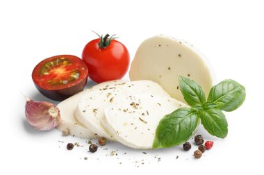 Beyaz arka planda domates ve baharatlı mozzarella peyniri.