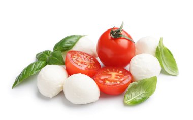 Beyaz arka planda lezzetli mozarella peyniri, fesleğen ve domates.