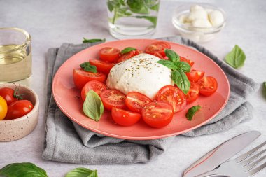 Masada lezzetli mozarella peyniri ve domates tabağı.