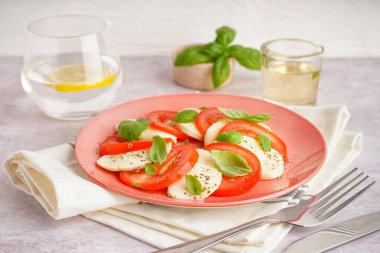 Hafif arka planda lezzetli caprese salatası