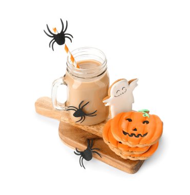 Cadılar Bayramı kurabiyeleri, örümcekler ve beyaz arka planda cam kakao kavanozu.