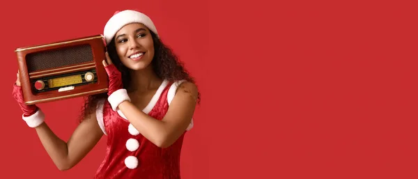 Jovem Afro Americana Traje Papai Noel Com Receptor Rádio Retro — Fotografia de Stock