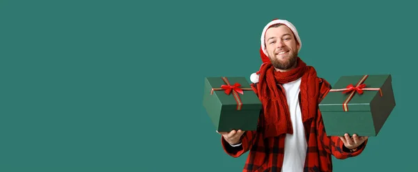 Hombre Guapo Con Regalos Navidad Sobre Fondo Verde Con Espacio — Foto de Stock