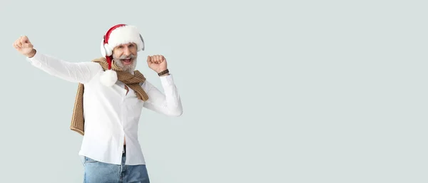 Senior Man Santa Hatt Lyssna Julmusik Ljus Bakgrund Med Utrymme — Stockfoto