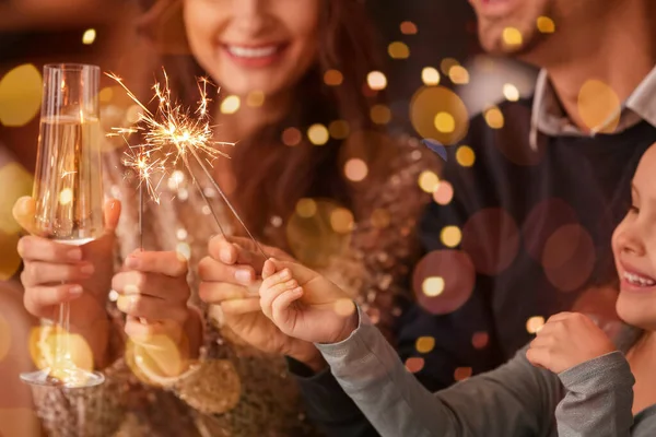 Glückliche Familie Mit Wunderkerzen Und Champagner Feiert Weihnachten Hause — Stockfoto