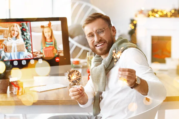 Young Man Video Chatting Family Christmas Eve — Stock Photo, Image