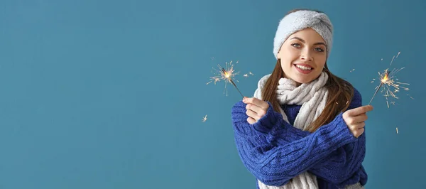 Beautiful Young Woman Warm Winter Clothes Christmas Sparklers Blue Background — Stock Photo, Image