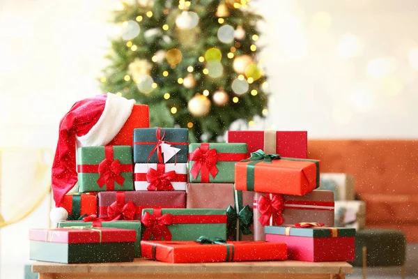 Many Christmas Gifts Santa Hat Table Room — Stock Photo, Image