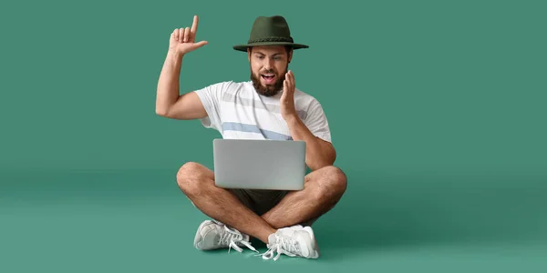 Pria Bahagia Dengan Laptop Menunjuk Pada Sesuatu Latar Belakang Hijau — Stok Foto