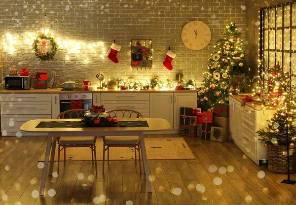 Mutfağın Içinde Noel Ağacı Hediye Kutuları Parıldayan Çelenkler Var — Stok fotoğraf