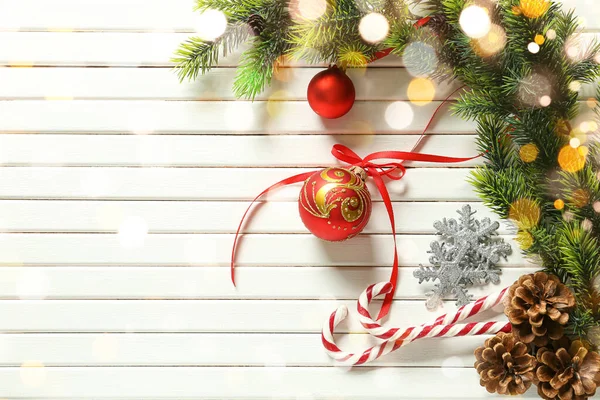白い木製の背景にお祝いの装飾やモミの枝とクリスマスの組成 — ストック写真