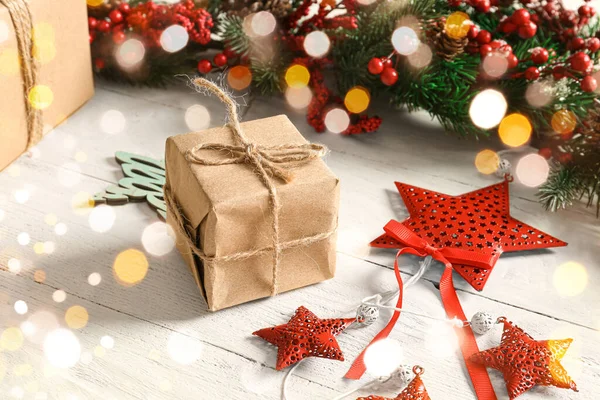 Weihnachtsgeschenkbox Und Dekor Auf Weißem Holzhintergrund — Stockfoto