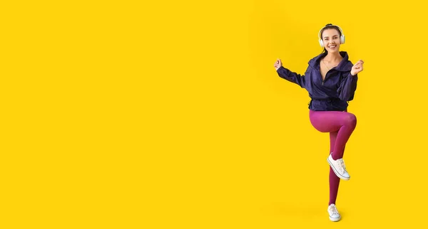 Young Woman Headphones Doing Aerobics Yellow Background Space Text — Stock Photo, Image