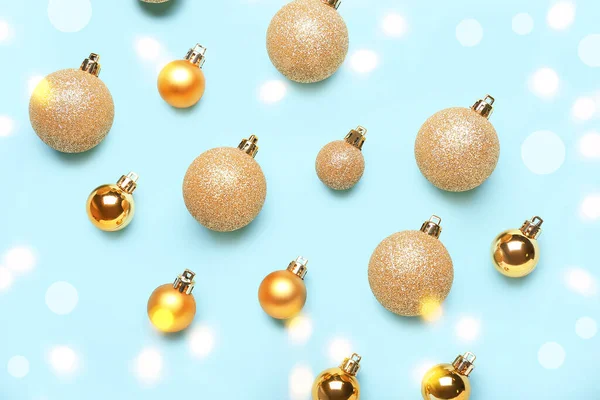Golden Christmas Ballen Lichtblauwe Achtergrond — Stockfoto