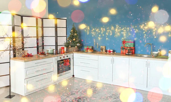 Interior Cozinha Elegante Com Balcões Brancos Pequena Árvore Natal Guirlanda — Fotografia de Stock