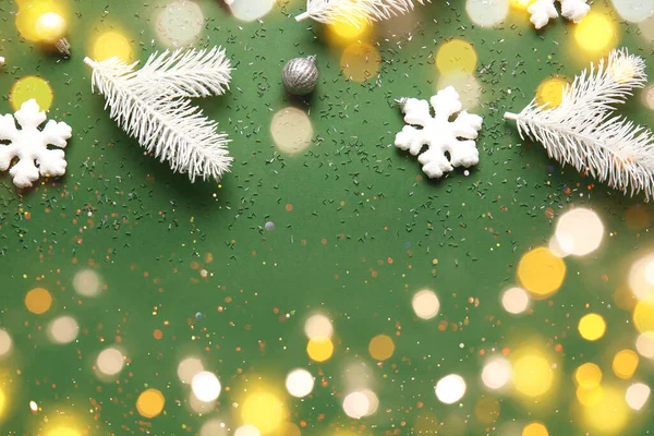 Όμορφη Χριστουγεννιάτικη Σύνθεση Κλαδιά Έλατου Πράσινο Φόντο — Φωτογραφία Αρχείου