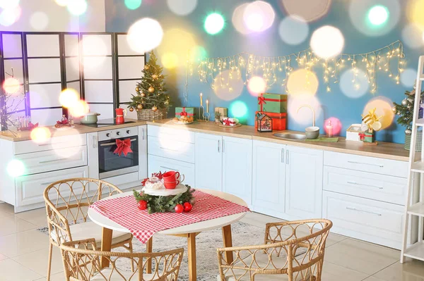 Interno Elegante Cucina Con Banchi Bianchi Piccolo Albero Natale Ghirlanda — Foto Stock