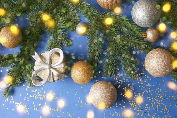 青い背景にクリスマスボールとモミの木の枝 — ストック写真
