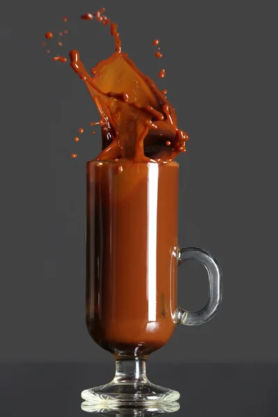 Szklana Filiżanka Smacznej Mrożonej Kawy Rozpryskami Ciemnym Tle — Zdjęcie stockowe