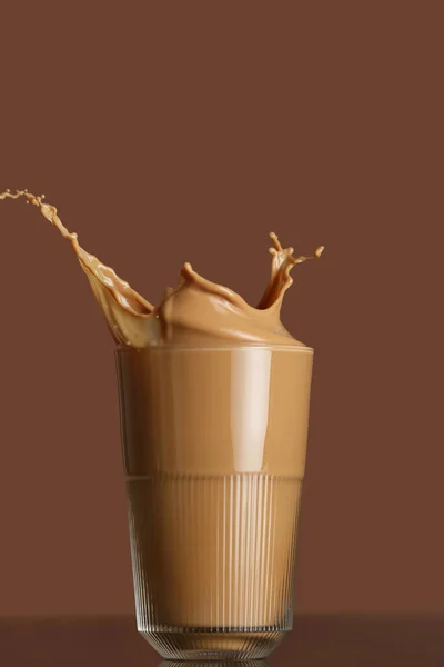 Ποτήρι Νόστιμου Παγωμένου Καφέ Πιτσιλιές Στο Φόντο Χρώμα — Φωτογραφία Αρχείου