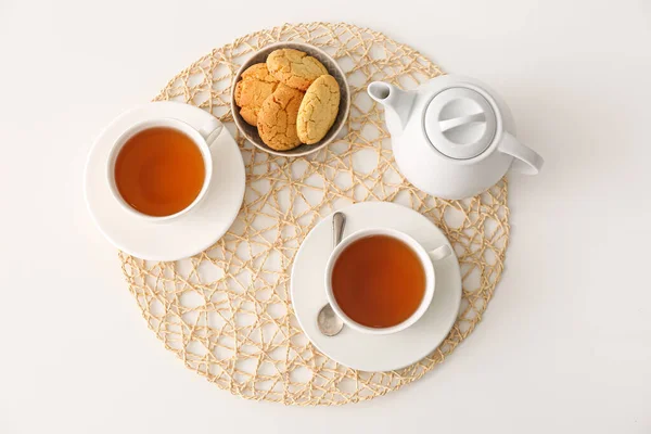 Tassen Mit Heißem Tee Und Kanne Auf Weißem Hintergrund — Stockfoto