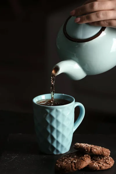 Женщина Наливает Чай Чашку Столом Кафе — стоковое фото