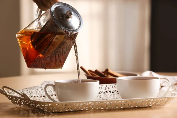 Женщина Наливает Горячий Чай Чашку Столом Кафе — стоковое фото