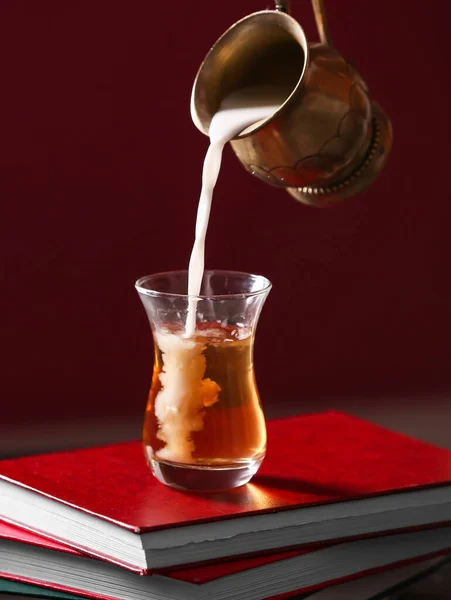 Frau Gießt Milch Aus Kanne Glas Tee Auf Tisch — Stockfoto