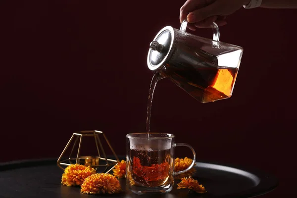 Женщина Наливает Горячий Чай Чайника Стеклянную Чашку Столом — стоковое фото
