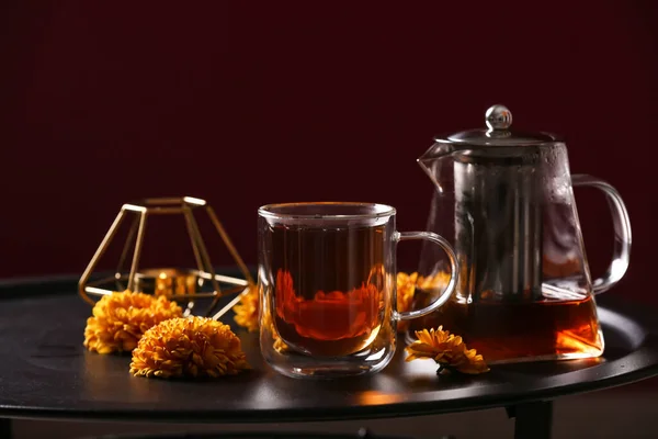 Стеклянная Чашка Горячего Чая Чайник Цветы Хризантемы Столе — стоковое фото