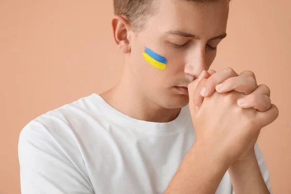 Jovem Com Bandeira Hasteada Ucrânia Orando Fundo Bege Close — Fotografia de Stock