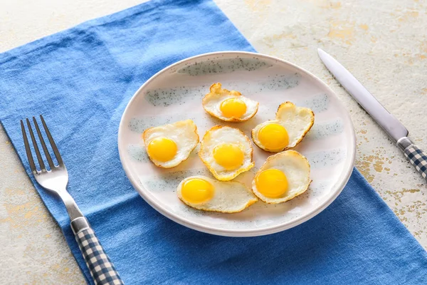 Plate Tasty Fried Quail Eggs Light Background Closeup — Stock Photo, Image