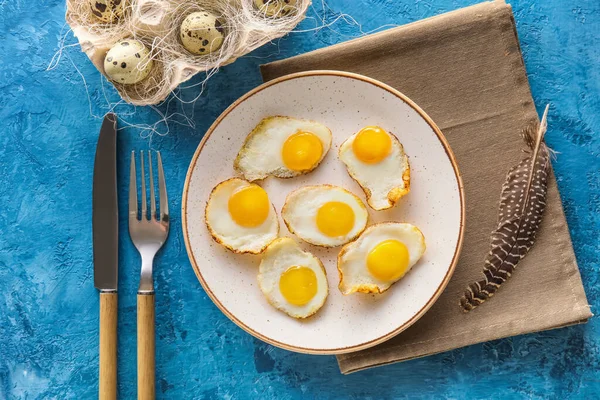 色の背景においしい揚げウズラの卵とプレート — ストック写真
