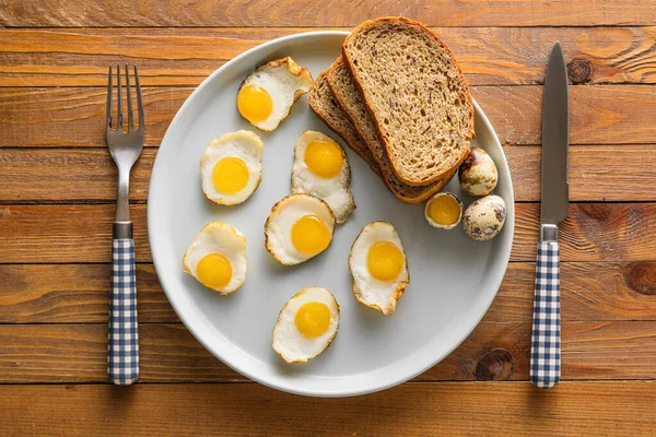 Plate Tasty Fried Quail Eggs Bread Wooden Background — Stock Photo, Image