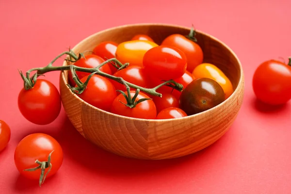 Miska Świeżymi Pomidorami Czerwonym Tle Zbliżenie — Zdjęcie stockowe