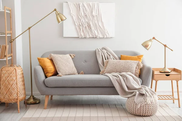 轻便客厅里有枕头和格子的现代沙发 — 图库照片
