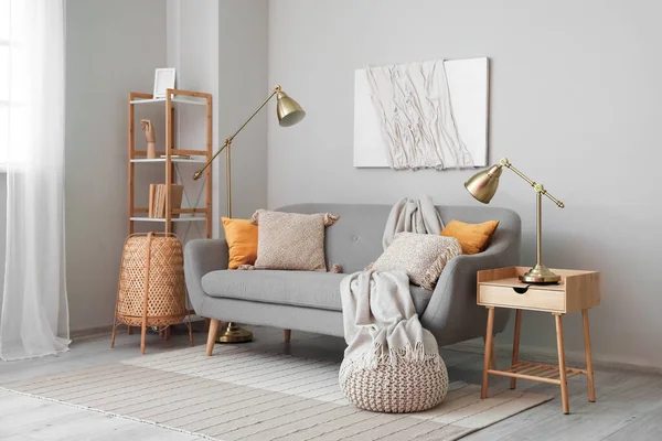Sofá Moderno Con Almohadas Cuadros Interior Sala Estar Luz —  Fotos de Stock