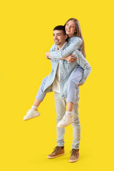 Pareja Joven Moda Ropa Otoño Sobre Fondo Amarillo — Foto de Stock