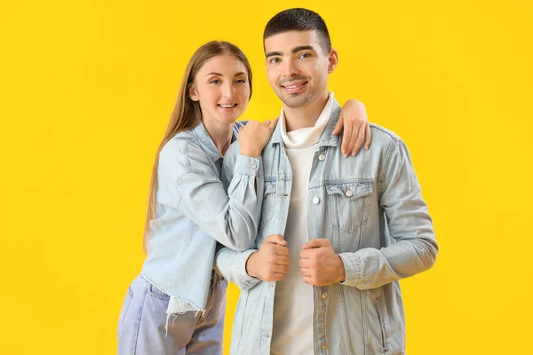 Casal Jovem Moda Roupas Outono Fundo Amarelo — Fotografia de Stock