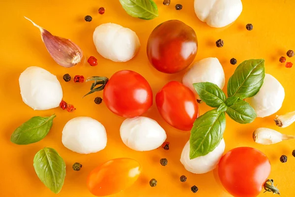 Skład Smacznym Serem Mozzarella Pomidorami Przyprawami Tle Koloru Zbliżenie — Zdjęcie stockowe