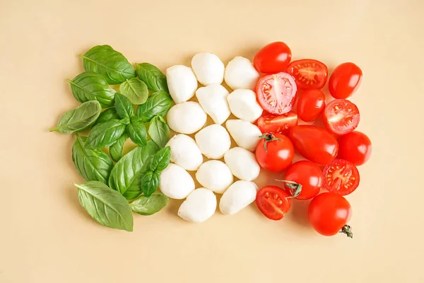 Skład Pysznym Serem Mozzarella Bazylią Pomidorami Tle Koloru — Zdjęcie stockowe