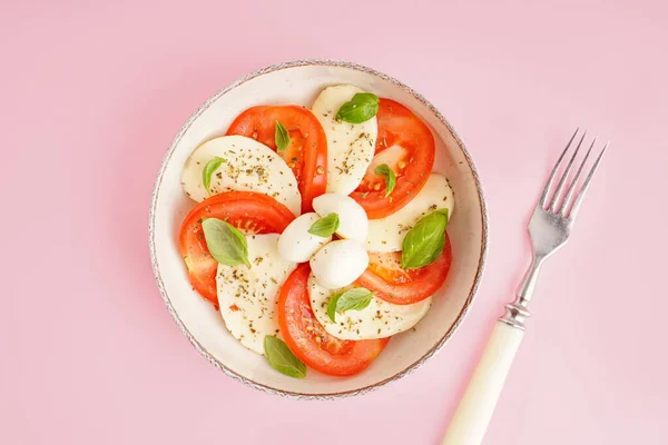 Schaal Van Smakelijke Caprese Salade Roze Achtergrond — Stockfoto