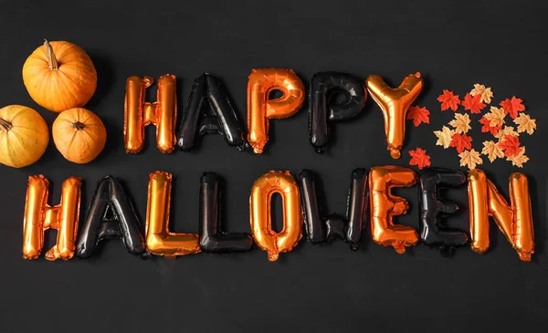 Szöveg Happy Halloween Készült Fólia Léggömbök Sütőtök Levelek Sötét Alapon — Stock Fotó