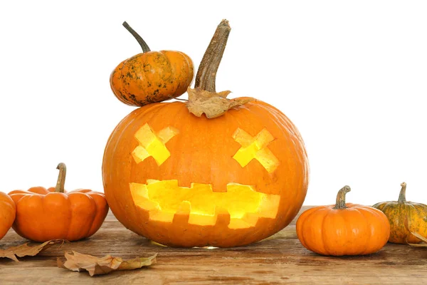 Calabazas Halloween Con Hojas Caídas Sobre Mesa Sobre Fondo Blanco —  Fotos de Stock