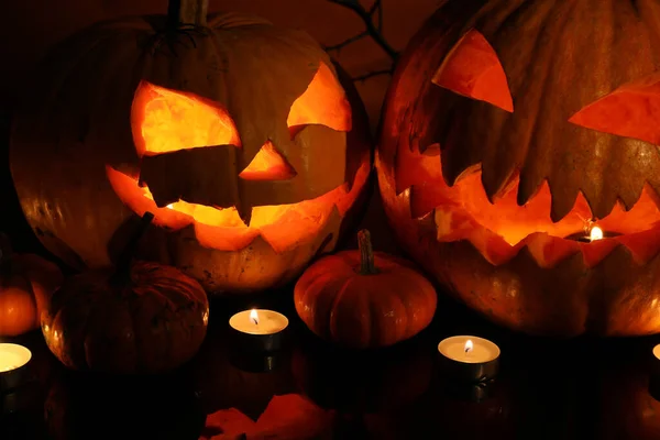 Calabazas Halloween Talladas Velas Encendidas Sobre Fondo Oscuro Primer Plano — Foto de Stock