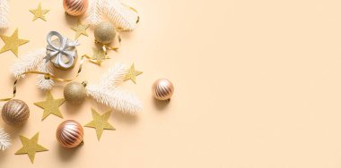 Bej arkaplanda güzel bir Noel kompozisyonu ve metin için boşluk