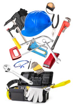 Beyaz arka planda inşaat malzemeleri olan çanta.