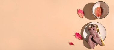 Bej arkaplan üzerinde sonbahar tablo ayarları metin için boşluk ile